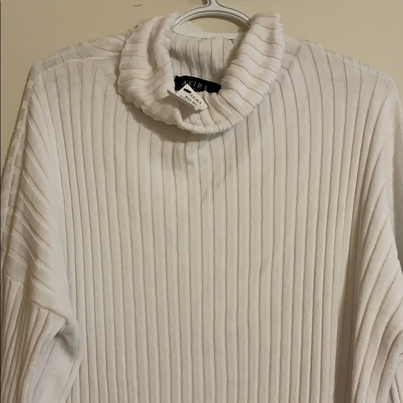 Akira White Turtleneck sweater - Picture 3 of 3